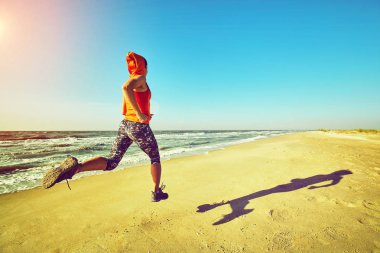 Çalışan kadın. Kadın atlet açık egzersiz sırasında beach dinleme koşu