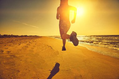 Çalışan kadın. Kadın atlet açık egzersiz sırasında beach dinleme koşu