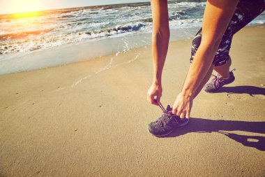 Çalışan kadın. Kadın atlet açık egzersiz sırasında beach dinleme koşu
