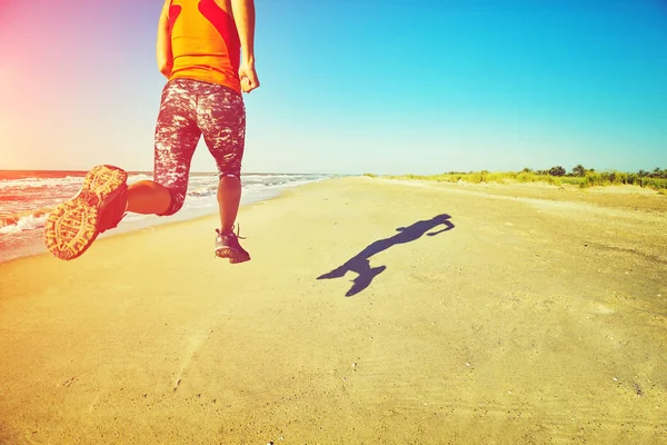 Çalışan kadın. Kadın atlet açık egzersiz sırasında beach dinleme koşu