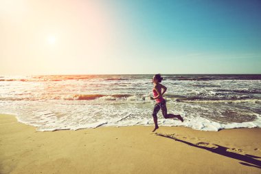 Çalışan kadın. Kadın atlet açık egzersiz sırasında beach dinleme koşu
