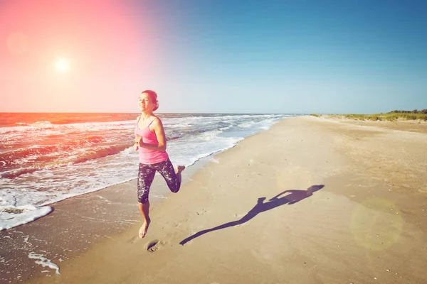 Çalışan kadın. Kadın atlet açık egzersiz sırasında beach dinleme koşu