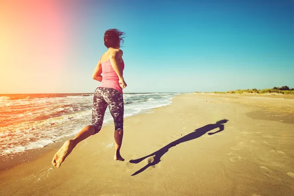 Çalışan kadın. Kadın atlet açık egzersiz sırasında beach dinleme koşu