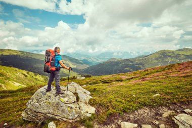 Dağlar seyahat yaşam tarzı başarı kavramı macera aktif tatiller açık dağcılık spor günbatımı manzara modunda hiking sırt çantası olan adam