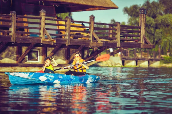 Caiaque Canoagem Com Família Crianças Canoa Família Passeio Caiaque — Fotografia de Stock