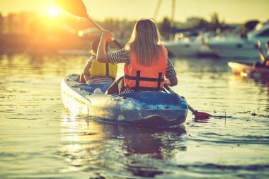 Kayak ve aile ile Kano. Kano çocuklar. Kayık aile binmek.