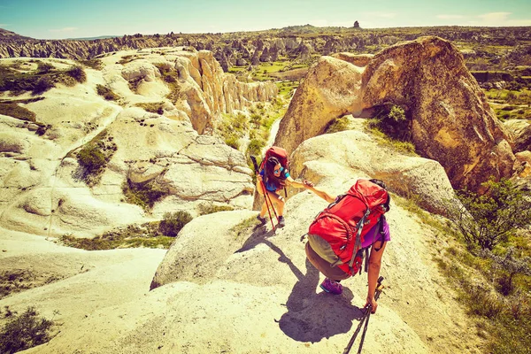 People Help Each Other Hike — Stock Photo, Image