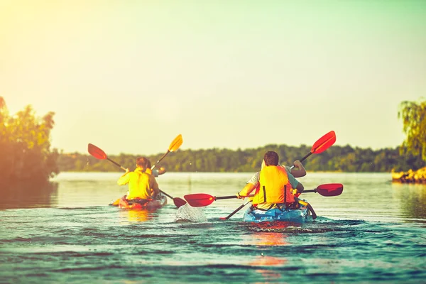 Kayak Aile Ile Kano Kano Çocuklar Kayık Aile Binmek — Stok fotoğraf