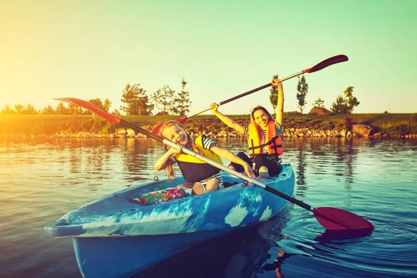 Kayak Aile Ile Kano Kano Çocuklar Kayık Aile Binmek — Stok fotoğraf