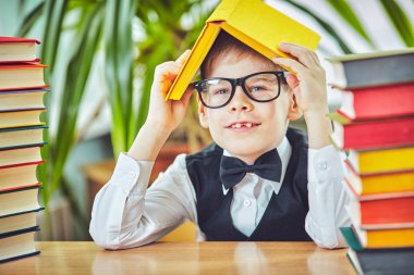 Çocuk eğitim yaşam konsepti ile okul öğrenme