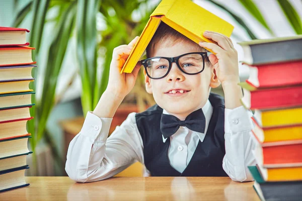 Çocuk eğitim yaşam konsepti ile okul öğrenme