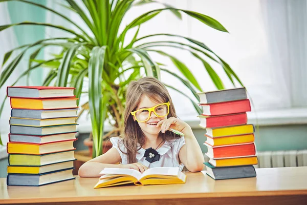 Çocuk eğitim yaşam konsepti ile okul öğrenme