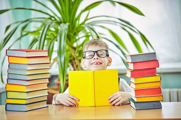 Çocuk eğitim yaşam konsepti ile okul öğrenme