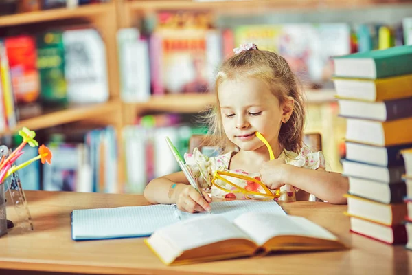 Çocuk eğitim yaşam konsepti ile okul öğrenme