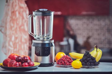 Elektrik blender için meyve suyu ya da iki yüzlü ahşap mutfak masasında olun.