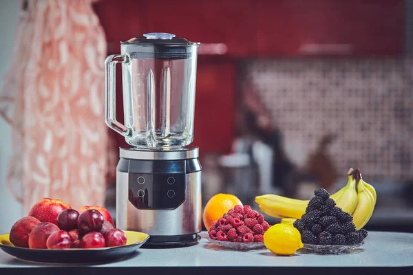 Elektrik Blender Için Meyve Suyu Iki Yüzlü Ahşap Mutfak Masasında — Stok fotoğraf