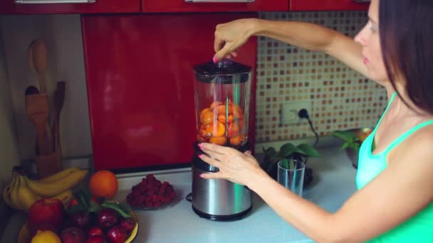 Γυναίκα Κάνει Πράσινο Smoothie Στην Κουζίνα Επικεντρωθεί Μπλέντερ — Αρχείο Βίντεο