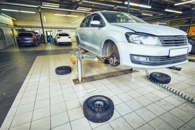 Araba garajında, oto tamircisi Servisi özel tamir ekipmanlı, lastik değiştirme 