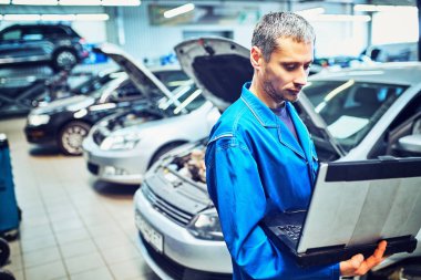 Tamirci adam otomotiv tanı tarayıcı ve araç sistemi atölye kontrol panosu