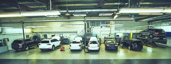 Car Technician Repairing Car Workshop Service Station — Stock Photo, Image