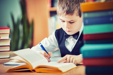 Çocuk eğitim yaşam konsepti ile okul öğrenme