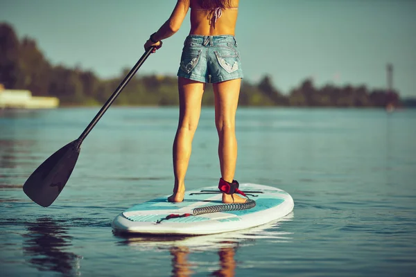 Sup Stand Surf Girl Mit Paddel Einem Blauen Meer — Stockfoto