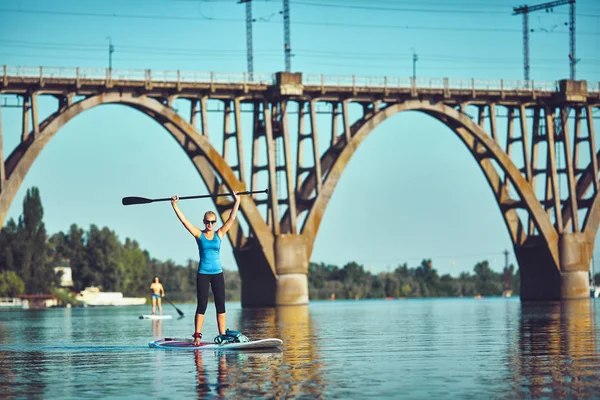 Jovem Atraente Levantar Paddle Surf — Fotografia de Stock