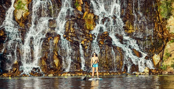 Attraktive Junge Frau Stand Paddle Surfen — Stockfoto