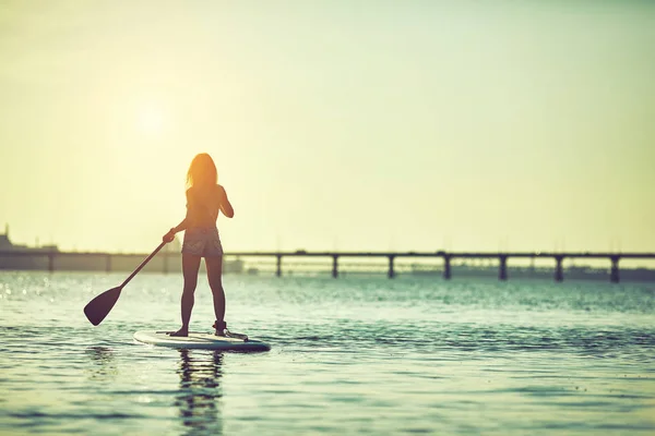 Jovem Atraente Levantar Paddle Surf — Fotografia de Stock