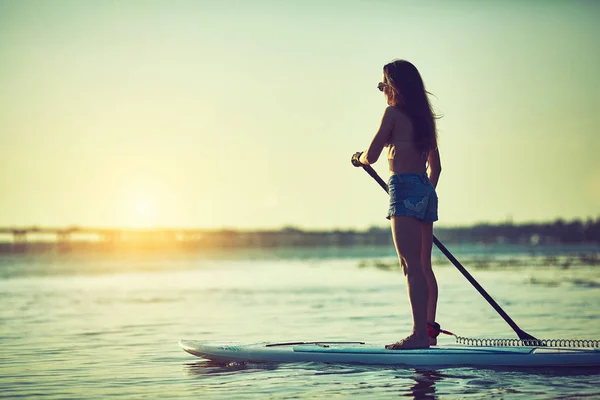 Attraktive Junge Frau Stand Paddle Surfen — Stockfoto