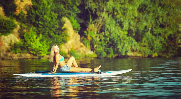 Attrayant Jeune Femme Debout Paddle Surf — Photo