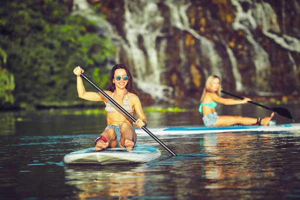 Aantrekkelijke Jonge Vrouw Stand Paddle Surfen — Stockfoto