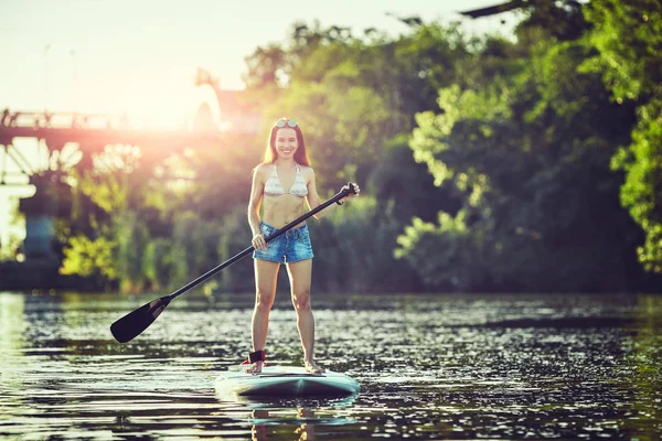 Attrayant Jeune Femme Debout Paddle Surf — Photo