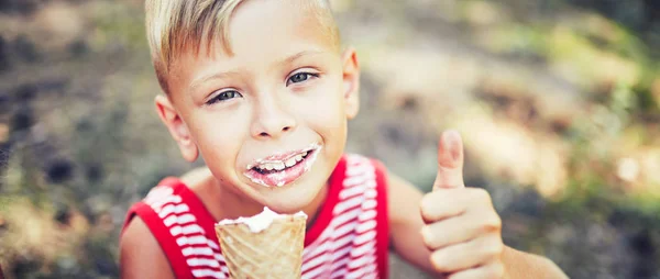 Ребенок Ест Мороженое Смешной Ребенок Мороженым Открытом Воздухе — стоковое фото