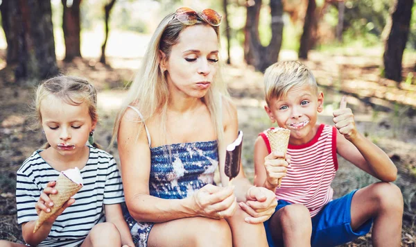 Kind Eten Van Ijs Funy Kind Met Ijs Buiten — Stockfoto