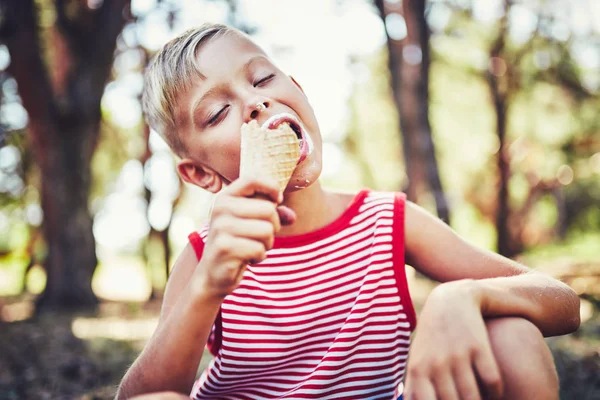 Ребенок Ест Мороженое Смешной Ребенок Мороженым Открытом Воздухе — стоковое фото
