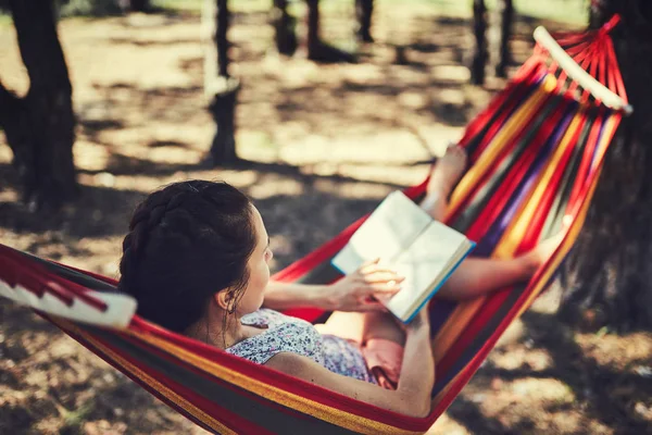 Vrouw Laat Rusten Een Hangmat Lezen Van Een Boek — Stockfoto