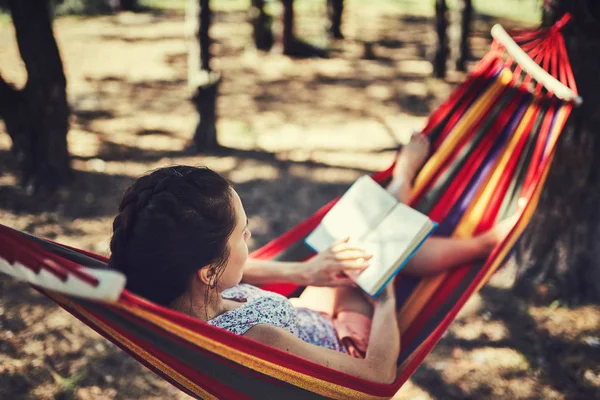 Hamakta kitap okuyarak istirahat kadın