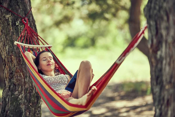 Mulher Descansando Uma Rede Lendo Livro — Fotografia de Stock