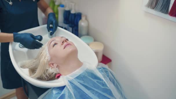 Kapatmak Yukarıya Yüz Güzel Kadının Kuaför Tarafından Bir Hairwash Oluyor — Stok video