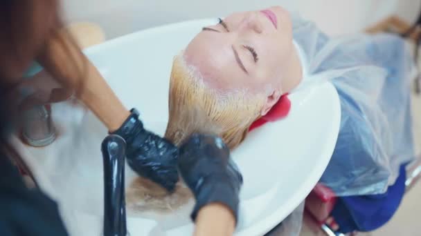 Крупним Планом Обличчя Красивої Жінки Миє Волосся Перукар — стокове відео