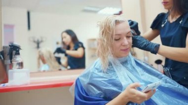 Profesyonel kuaför müvekkili saç boyama