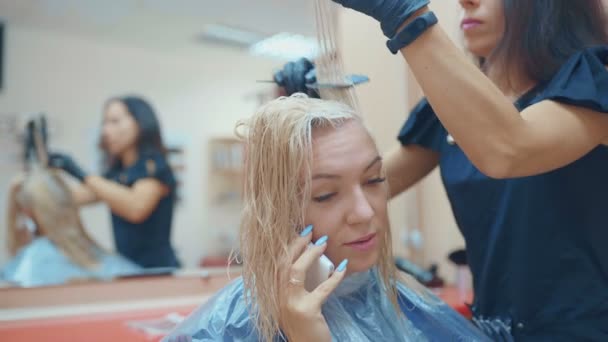 Cabeleireiro Profissional Tingir Cabelo Seu Cliente — Vídeo de Stock