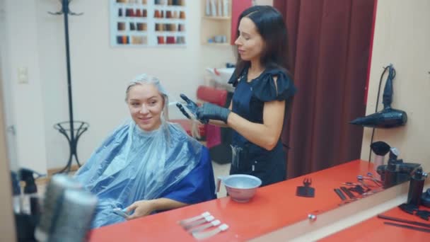 Cabeleireiro Profissional Tingir Cabelo Seu Cliente — Vídeo de Stock