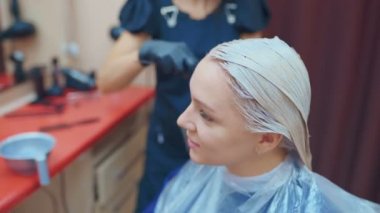 Profesyonel kuaför müvekkili saç boyama