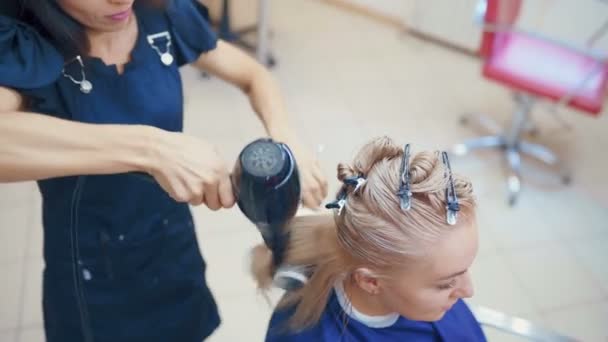 Professional Hairdresser Drying Hair Ctudio — Stock Video