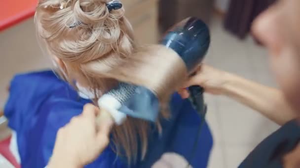 Профессиональный Парикмахер Сушит Волосы Ctudio — стоковое видео
