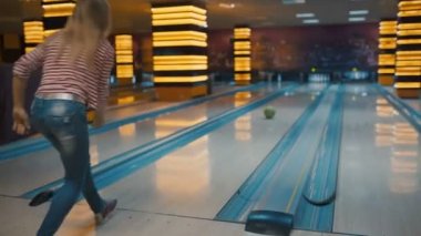 İnsanlar bir bowling topu hobi ve eğlence kavramı yuvarlanmaya