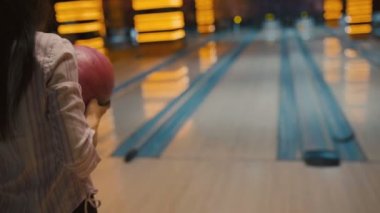 İnsanlar bir bowling topu hobi ve eğlence kavramı yuvarlanmaya