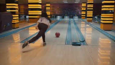 İnsanlar bir bowling topu hobi ve eğlence kavramı yuvarlanmaya